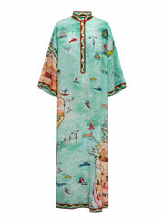Modernes Maxikleid aus Satin mit Art Island-Print und Schlitz