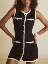 Exquisito minivestido sin mangas con botones y empalme