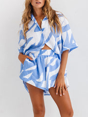 Camisa azul isla holgada estampada, traje corto estilo resort
