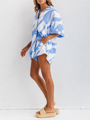 Camisa azul isla holgada estampada, traje corto estilo resort