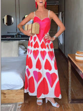 Elegante vestido largo con estampado de corazones pintados