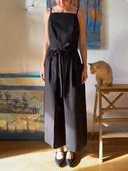 Einzigartiges Trägerkleid mit seitlichem Schlitz und Schnürtasche