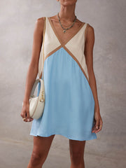 Elegantes Minikleid mit Kontrastnähten