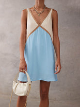 Elegante minivestido con costuras de colores en contraste