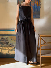 Einzigartiges Trägerkleid mit seitlichem Schlitz und Schnürtasche