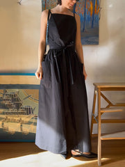 Einzigartiges Trägerkleid mit seitlichem Schlitz und Schnürtasche