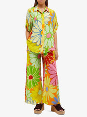 Camisa de botonadura sencilla con solapa suelta y estampado floral