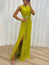 Besonderes plissiertes, verziertes Maxi-Abendkleid mit Schlitz