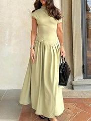 Elegantes Maxikleid mit schrägem Ausschnitt und schmaler Passform und großem Saum