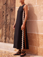 Lockeres Kleid mit seitlichen Wellenstreifen und seitlichem Schlitz