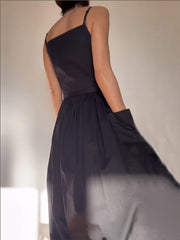 Einzigartiges Trägerkleid mit seitlichem Schlitz und Schnürtasche