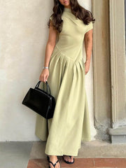 Elegantes Maxikleid mit schrägem Ausschnitt und schmaler Passform und großem Saum