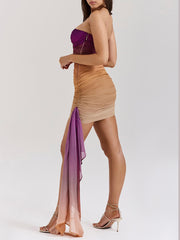 Trägerloses Stretch-Minikleid mit Tube-Top, gerüschtem Farbverlaufsdruck und tiefem Einsatz