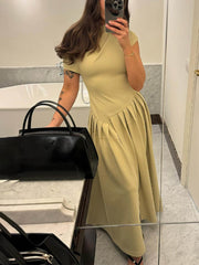 Elegantes Maxikleid mit schrägem Ausschnitt und schmaler Passform und großem Saum