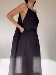 Einzigartiges Trägerkleid mit seitlichem Schlitz und Schnürtasche