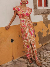 Rückenfreies Kleid mit V-Ausschnitt, Rüschen und offenem Print