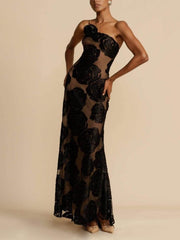 Dreidimensionales Maxikleid mit gebrannter Blume und Rosenblüte