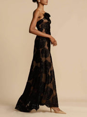 Dreidimensionales Maxikleid mit gebrannter Blume und Rosenblüte