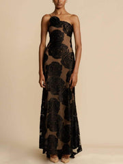 Dreidimensionales Maxikleid mit gebrannter Blume und Rosenblüte