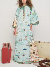 Modernes Maxikleid aus Satin mit Art Island-Print und Schlitz