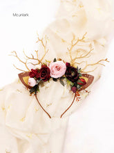 Burgunderrotes Weihnachts-Rentier-Stirnband mit Blumen
