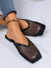 Y zapatos sencillos de suela plana, huecos y de malla transpirable.
