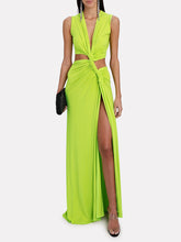 Modernes Maxikleid aus Twist-Strick mit tiefem V-Ausschnitt und Cut-outs