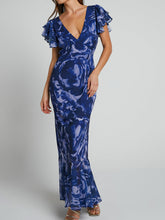 Maxikleid mit V-Ausschnitt und Flatterärmeln in Marineblau mit Wirbelmuster