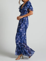 Maxikleid mit V-Ausschnitt und Flatterärmeln in Marineblau mit Wirbelmuster