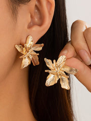Pendientes de flores con textura de metal