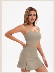 Crop-Top mit überkreuzten Cutouts und plissiertem Minirock