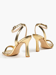 Tacones altos abiertos con una sola tira y tacón grueso