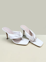 Sandalias de tacón alto con tiras brillantes