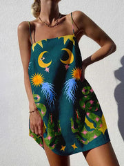 Einzigartiges bedrucktes rückenfreies Minikleid mit Spaghettiträgern