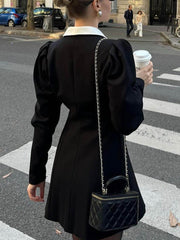 Elegantes Blazer-Minikleid mit Metallschnalle in Kontrastfarbe und Revers