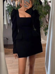 Elegantes und schmal geschnittenes Minikleid mit plissierten Hammelkeulenärmeln und quadratischem Ausschnitt