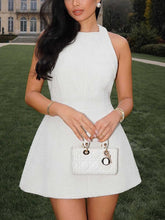 Elegante minivestido con cuello halter