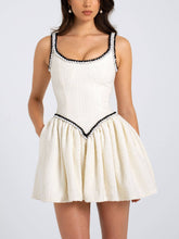 Elegante minivestido de tweed con escote en U