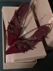 Tacones altos de aguja con tiras y punta de charol