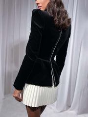 Elegante minivestido con dobladillo plisado y bloques de color