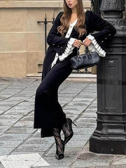 Elegante vestido largo de punto con botones en contraste