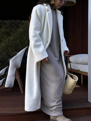 Klassischer langer Wollmantel mit Schlitz am hinteren Saum und Revers