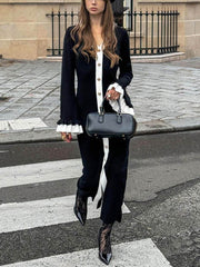 Elegante vestido largo de punto con botones en contraste