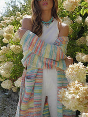 Exquisito cárdigan largo de rayas coloridas con bolsillos de patchwork