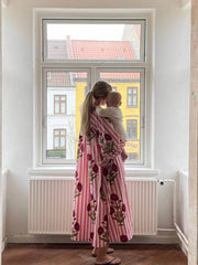 Klassisches, lässiges Swing-Kleid mit Streifen und Blumenmuster