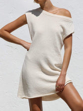 Vestido mini con escote asimétrico único