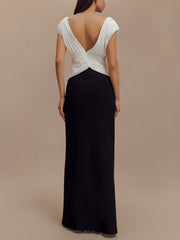 Elegantes Maxikleid mit tiefem V-Ausschnitt und kontrastierenden Falten