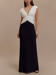 Elegantes Maxikleid mit tiefem V-Ausschnitt und kontrastierenden Falten