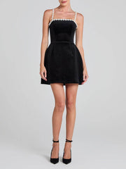 Klassisches Minikleid im Tulpenstil mit süßen Perlenbesatzträgern und Taschen