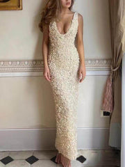Elegantes Kleid mit tiefem V-Ausschnitt und Blumenapplikation